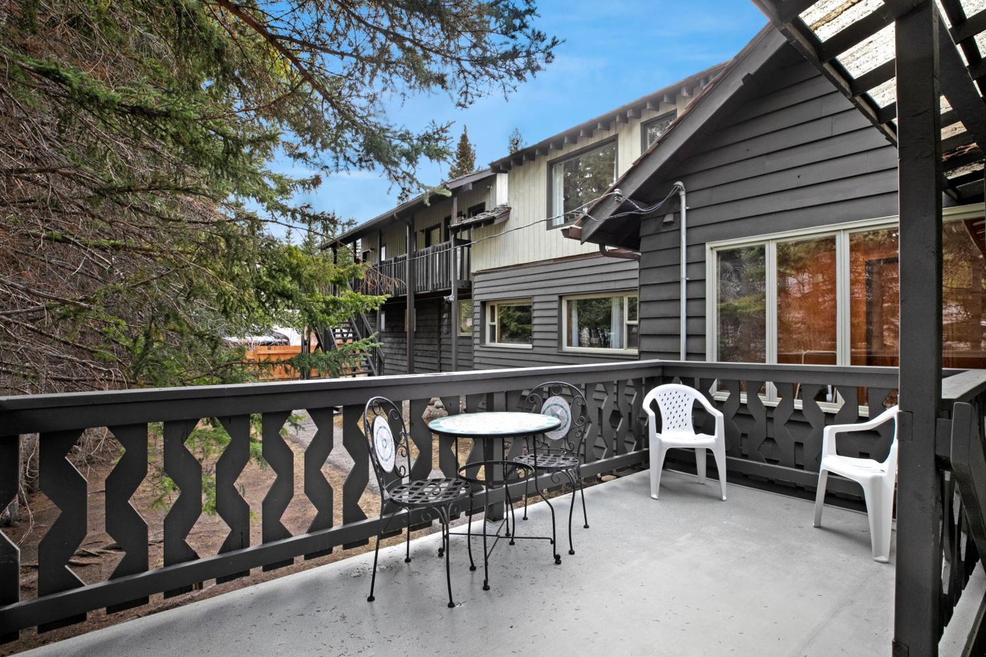 Elkhorn Lodge Vacation Rentals Банф Экстерьер фото